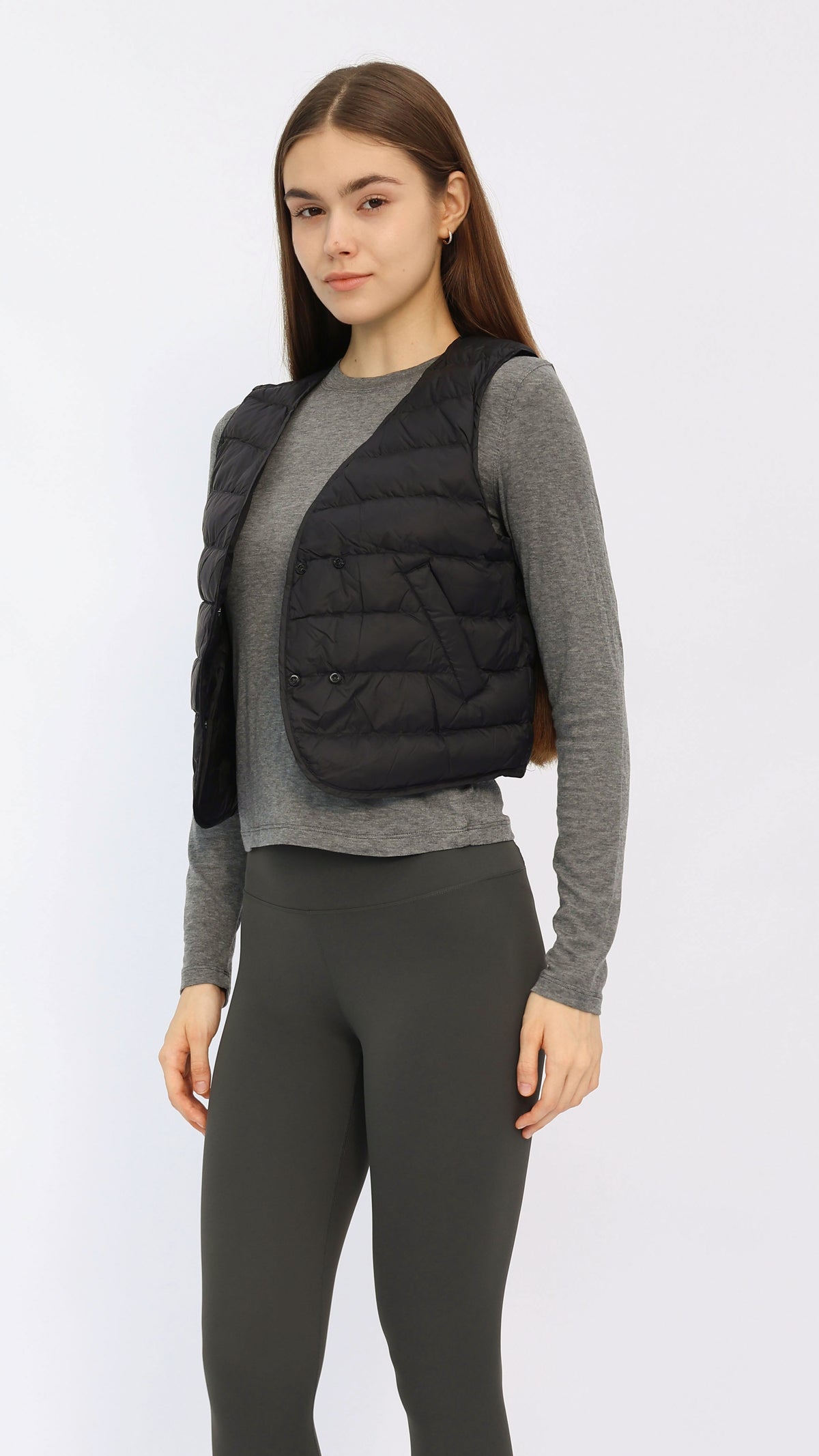 黒のVネック ウルトラクロップド ダックダウンベスト