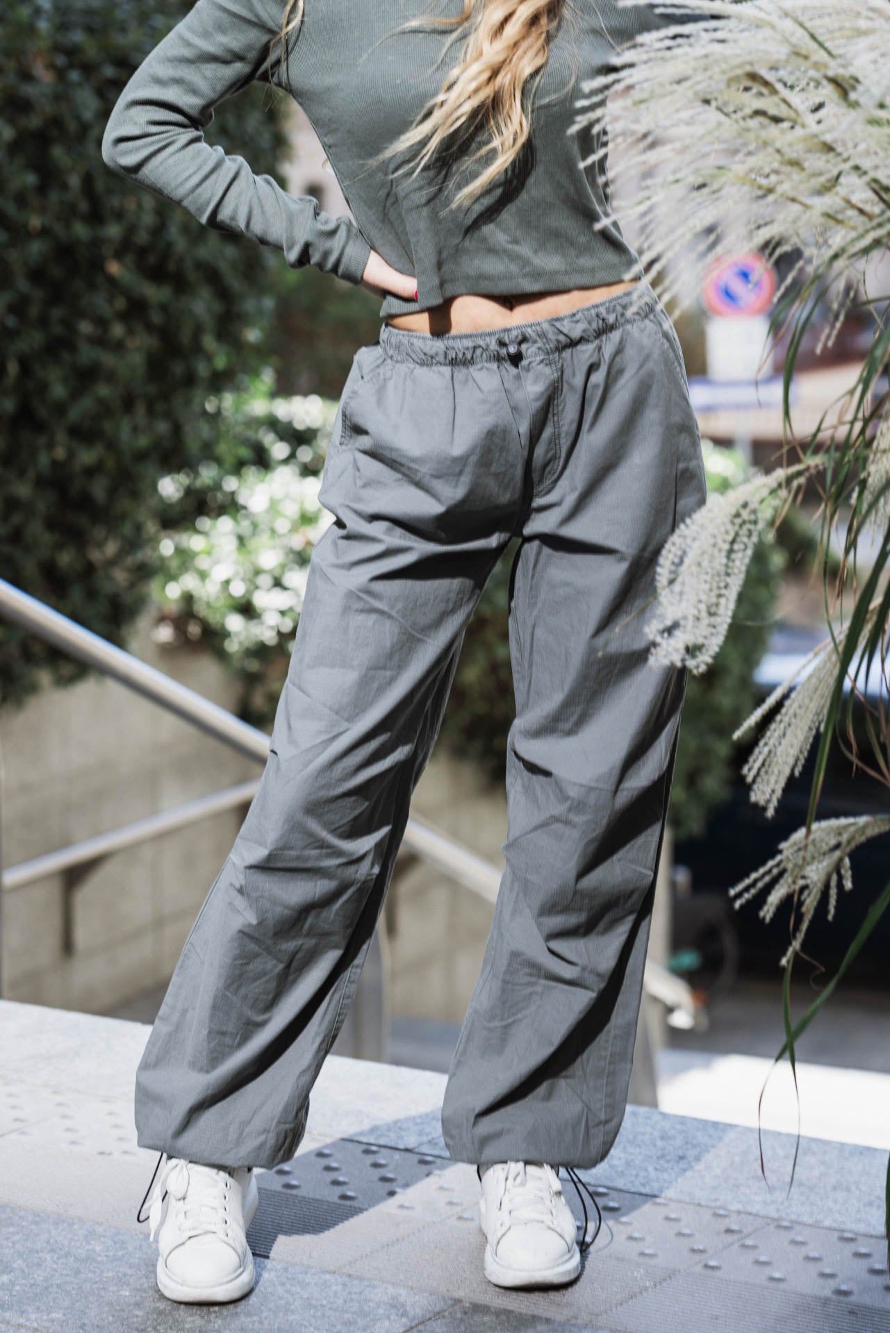 Oversized parachute pantalones